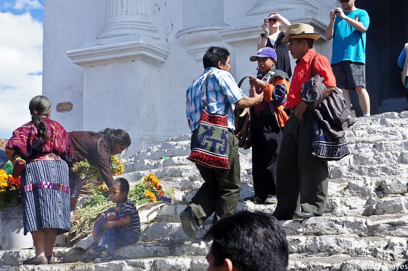 Sellers, tourists & tour guides @ Church of Santo Tomas, Chichi